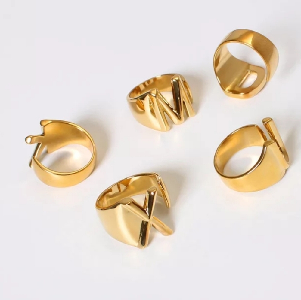 Gold intial/letter ring-"T"